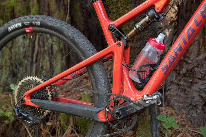   Auch das Blur verfügt wie alle Santa-Cruz-Bikes über einen VPP-Hinterbau mit einer abschmierbaren unteren Wippe. Die Funktion hat auf den ersten Testfahrten absolut überzeugt.