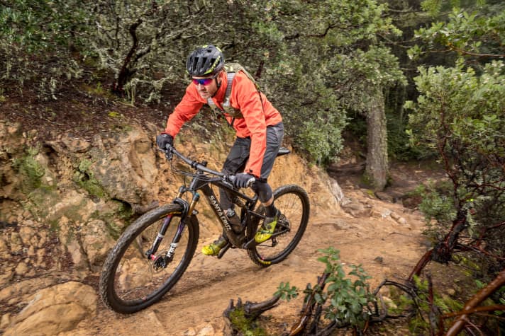  If you want, you can lock the entire suspension with just one remote lever from the handlebars. However, the sensitive rear suspension remains very quiet and powerful even when open.