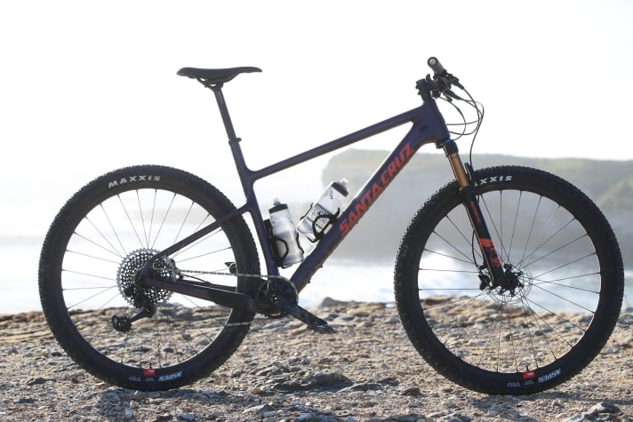   The Santa Cruz Highball has a lightweight 1065 gram carbon frame and will be available in two colours.