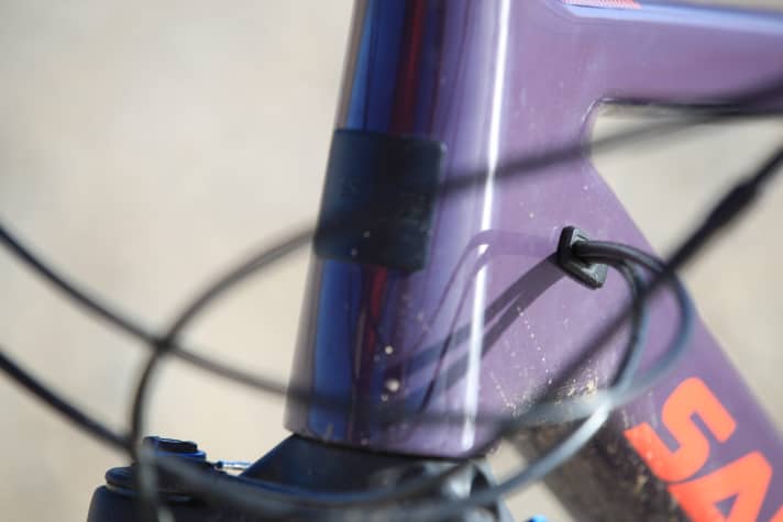   The cables run inside the highball frame and the head tube emblem has been kept discreetly black.