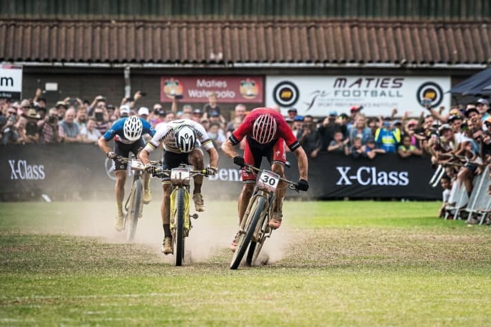   The bombshell of the 2018 MTB season! Sam Gaze wins the sprint duel against Nino Schurter in Stellenbosch and breaks the Swiss rider's winning streak.