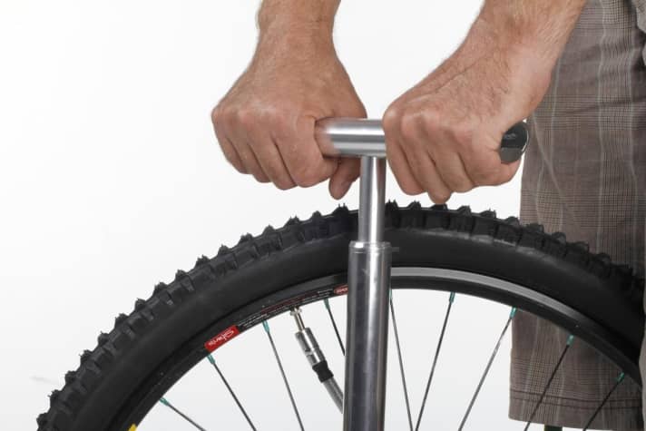 Druckspender: Die MTB-Reifen auf den richtigen Luftdruck bekommt man am einfachsten mit einer Standpumpe oder einem Kompressor. Für eine exakte Abstimmung kann man einen Luftdruckprüfer mit genauem Manometer nehmen.
