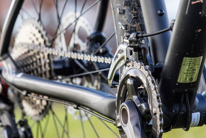   Obwohl das Mountainbike 2,5 Kilo mehr auf die Wage bringt, sind steile Anstiege mit ihm leichter zu bezwingen. Grund: Die 2x11-Schaltung hat eine deutlich höhere Bandbreite, und die Reifen bieten mehr Traktion.