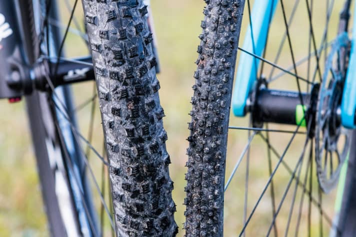   The direct comparison: 57 versus 33 millimetre tyre width: It is clear that the mountain bike tyres offer more grip and comfort, but also increase the wheel weight and are therefore somewhat harder to accelerate.
