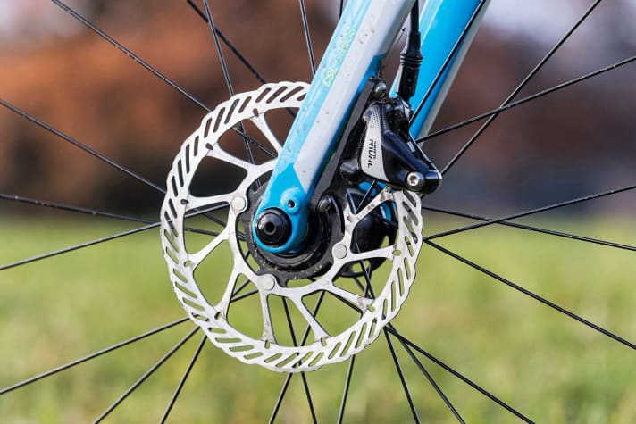   Gone are the days of cantilever brakes, at least on cross bikes. With the advent of disc brakes, this type of bike now also decelerates adequately off-road.