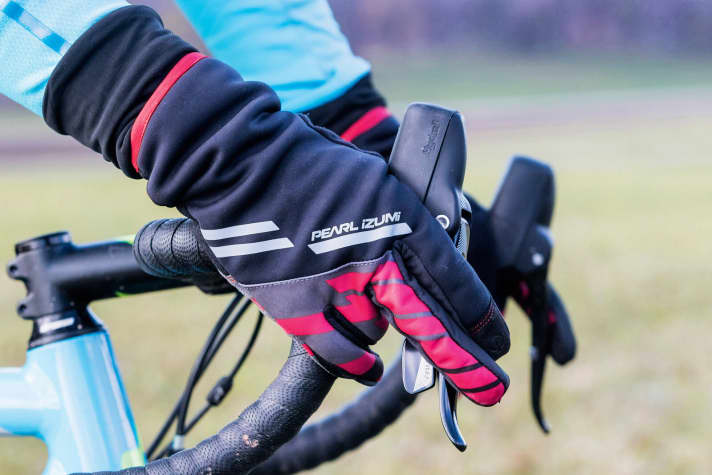  Im Gelände packt man den Cross-Lenker am besten an den Bremsgriffen. Man muss allerdings beherzt zupacken, damit es einem den Lenker auf Rumpel-Trails nicht aus den Händen schlägt.