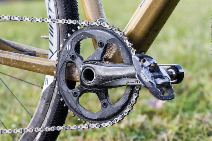   Der 1x11-Antrieb bleibt im Gelände sportlich. Das Koga hat zwar eine große Mountainbike-Kassette mit 11–42 Zähnen, dafür aber ein 44er-Kettenblatt. Im Gelände wäre ein Kettenblatt mit weniger Zähnen (34) angebracht. Leichte Gänge fehlen.