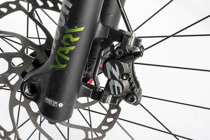   Centurion Trailbanger 2000: Die Shimano-Zee-Bremse am Centurion verzögerte tadellos und ließ sich angenehm dosieren. Mit 203er-Scheibe an Vorder- und Hinterrad bietet sie auch schweren Fahrern genügend Standfestigkeit.