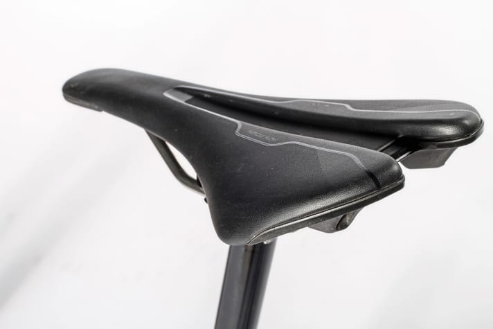   Giant Reign 1.5 Ltd: An angular dovetail saddle with a plastic rim, like on the Giant, has no place on an MTB. You can get stuck and have no crumple zone in the event of accidental contact. The saddle is also uncomfortable. Please improve it.