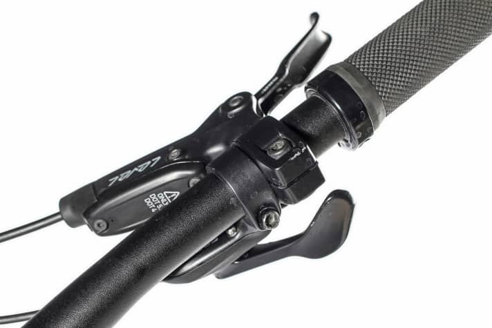   Rocky Mountain Altitude A30: The Sram NX shifter on the Rocky has no lateral adjustment options. In combination with the wide clamp of the Sram Level lever, the shifter is difficult to reach. The Level brakes with only a 180 mm disc on the front wheel offered little braking power.