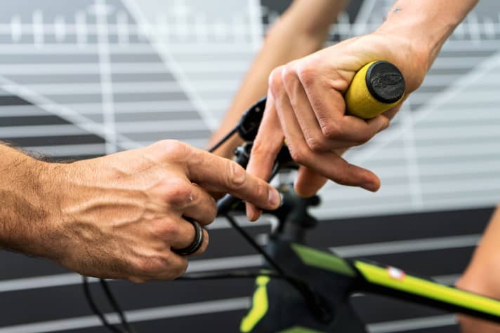   Bremsgriffe richtig einstellen: abfahrtsorientierte Biker richten die Griffe oft deutlich flacher aus, um das Hangelenk nicht so weit flexen zu müssen. 