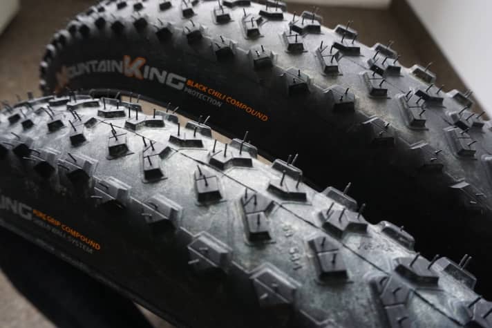   Same same but different: Only the BlackChili Compound label reveals the difference, which makes the tyre 30 euros more expensive.