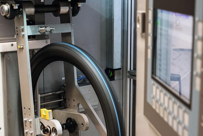   On the roller test bench at Ralf Bohle, we determined the rolling resistance for all tyre pairings. Can the expensive tyres stand out from their cheaper counterparts?