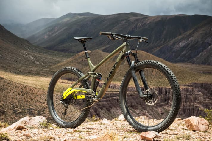   29 inch plus (29+), 130 millimetre suspension travel, vario support, Sram GX Eagle. The Full Stache seems ready for anything.