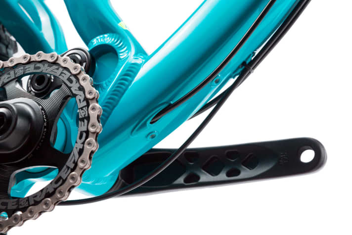   Schön gemacht: Zugverlegung durch den Tretlagerbereich. Die ausgefräste Race-Face-Kurbel bekommen nur die teuren Pro-Modelle.