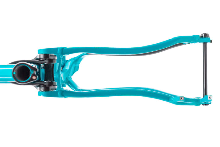   Der Hinterbau ist vorne schmal und lässt Platz für die Fersen. Erst zum Schluss spreizt er sich auf ultra-breite 157 Millimeter auf.