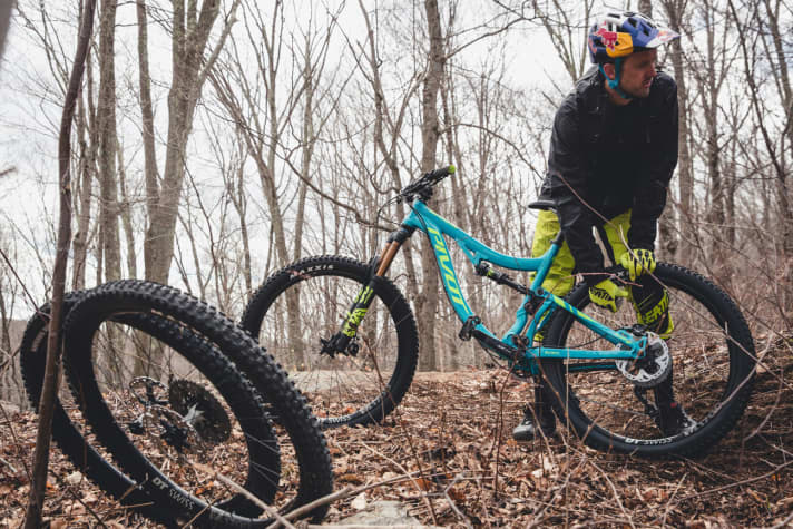   Das Pivot Switchblade ist ein sogenanntes Convertible-Bike, das ohne Probleme zwei verschiedene Laufradgrößen aufnimmt: 29er oder 27,5+. Hinten passen aber nur Boost-Plus-Naben mit 157 Millimeter Einbaubreite.