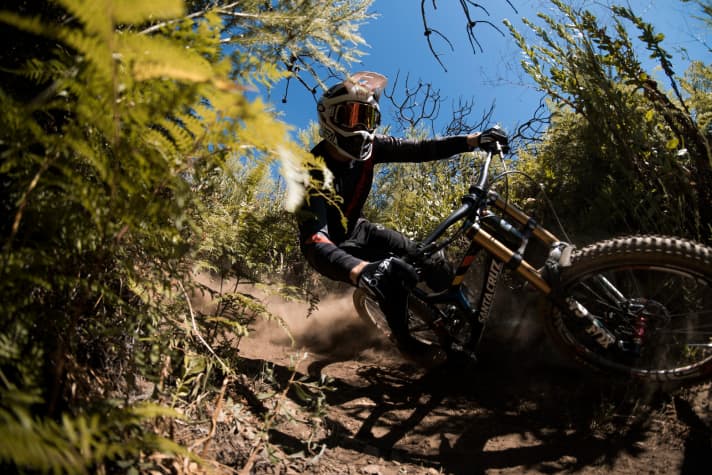   The studs of the Maxxis Assegai are optimised for cornering grip and are slightly raised. They are designed to bite particularly hard on loose, dusty sandy ground.