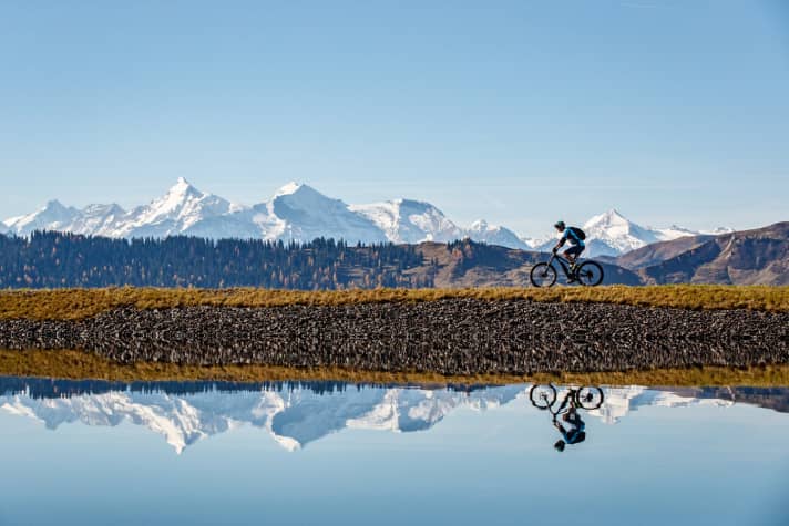   Impressive scenery at the Bürglalm reservoir at the start of the Hochkönig flow trail.