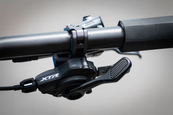   I-SPEC war gestern! Bei der neuen Shimano XTR kommt die Weiterentwicklung I-SPEC EV zum Einsatz. Die Lösung, mit der man Schalt- und Bremshebel an einer Schelle montieren kann, wurde optimiert. Nun kann man den Hebel um 14 mm seitlich verschieben und um 60 Grad rotieren.