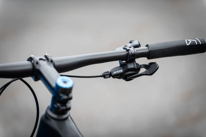   The gripping surfaces of the shifters are rubberised.