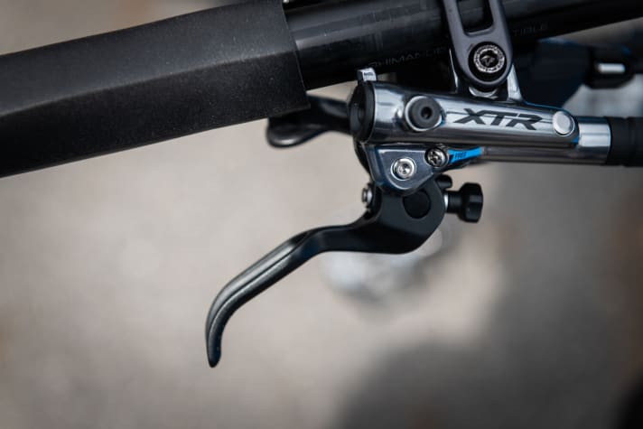   To the left of the clamp you can see the additional support for the brake lever. This means that the lever does not twist as much during hard braking manoeuvres.