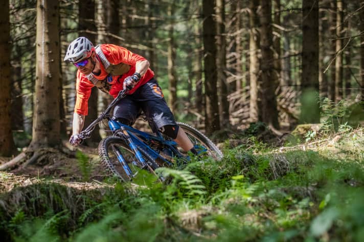   The handling is completely convincing: the Pivot Trail 429 rides very playfully even with 29er wheels.