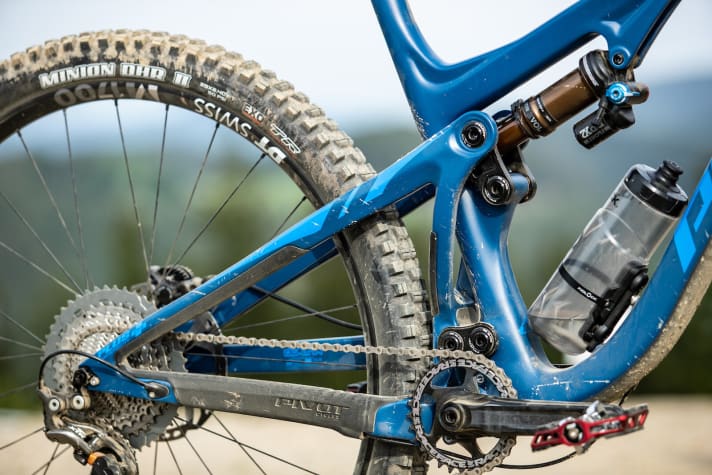   The DW-Link rear suspension has 120 millimetres of travel. The Fox Float DPX2 shock costs 149 euros extra.