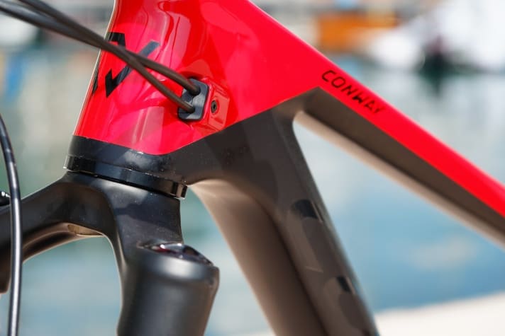   Clean solutions for internal cable routing are a matter of course at Conway. Inside, the cables are covered with padding, which simply and effectively prevents rattling. There is a steering stop limiter in the lower headset shell.