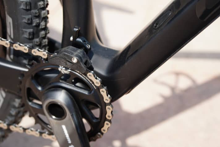  All models with single derailleur come with a minimalist chain guide. The frame has all the devices for derailleur mounting.