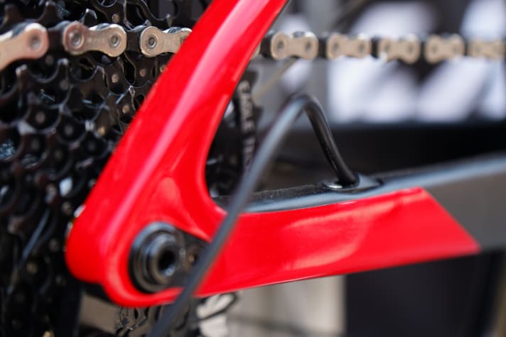   The cables run cleanly inside the frame from front to back.