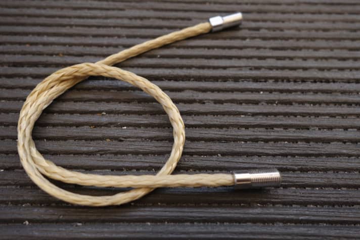   The flexible spoke is braided from yarn and weighs less than half as much as a lightweight steel spoke (Sapim CX Ray 4.6 grams). A spoke weight of only 2.2 grams makes it possible to build very light wheels.