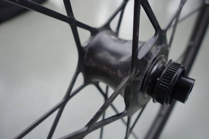   The carbon fibres of the spokes run continuously from one side of the rim to the other. They are joined at the intersection for even more stiffness. For the hubs, Syncros relies on DT Swiss 190 hubs with ceramic bearings and centre lock mounts.