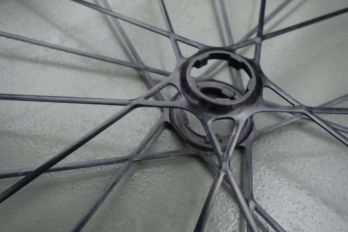   The wheel blank comes out of the mould in one piece. The spokes are tensioned by inserting the carbon hub sleeve.