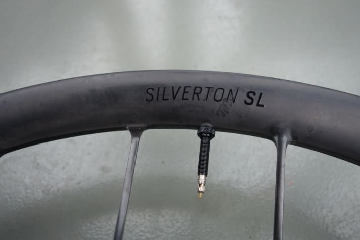   Thanks to the special manufacturing method, the carbon spokes are firmly connected to the rim and the hub body. This saves weight, but makes it impossible to replace the individual components.