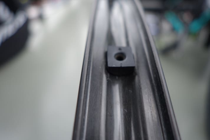   As no spoke nipples need to be threaded into the rim, the rim well is already completely closed without rim tape and is therefore suitable for tubless use.