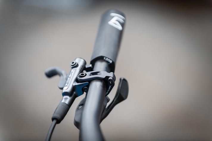   Behind the clamp you can see the additional support for the brake lever. It is intended to make the lever more torsion-resistant.
