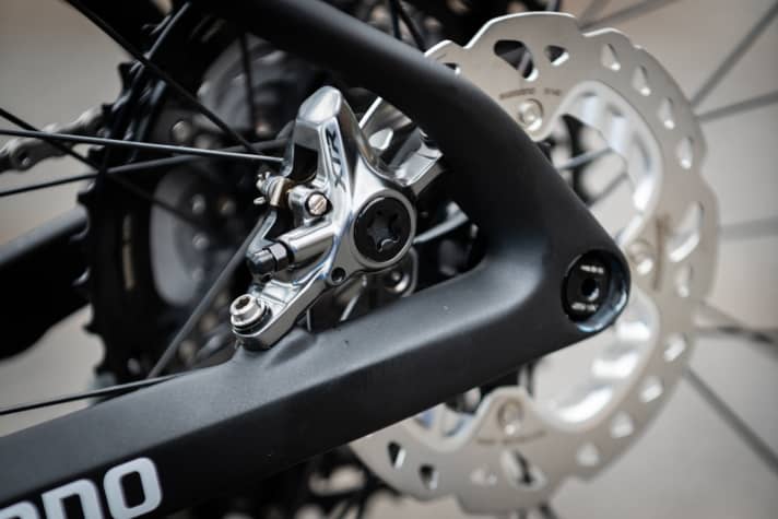   The one-piece aluminium brake calliper: In the XC version, the new XTR stoppers continue to brake with two pistons.
