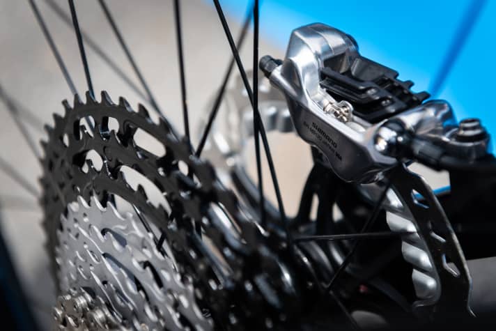   The 4-piston caliper of the Enduro version of the XTR should generate the same braking power as a Saint.