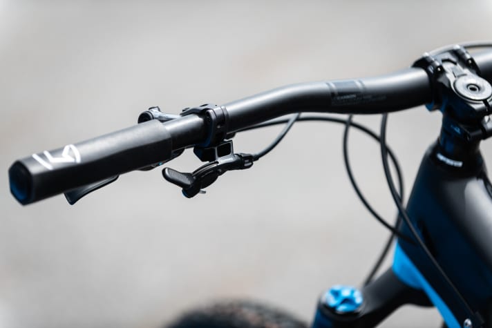   Shimano also presented an I-SPEC EV compatible remote control for dropper posts for the new XTR (SL-MT800-IL). This is what a tidy cockpit looks like.