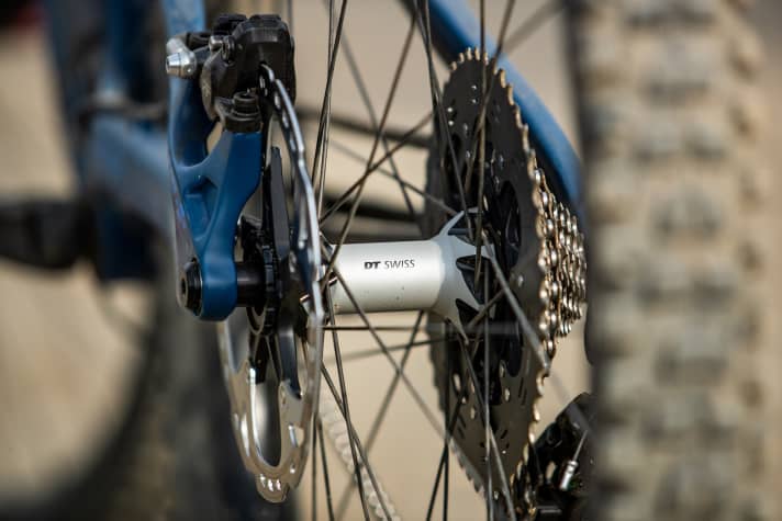   Pivot goes its own way with the rear triangle width and relies on Super Boost with 157 millimetres. This should generate more stiffness and offer even more space for wide tyres.