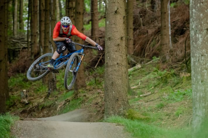   Gerade mal 120 Millimeter Federweg, doch das Pivot Trail 429 mag Airtime und machte auch im Bikepark Winterberg eine sehr gute Figur.