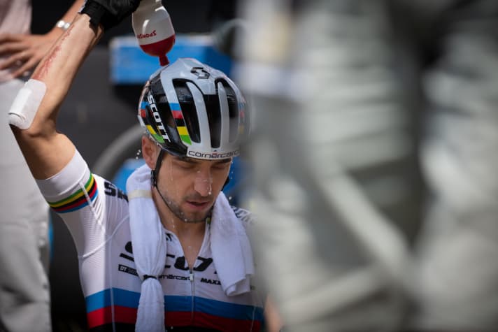   Nino Schurter also has to cool his head before the race.