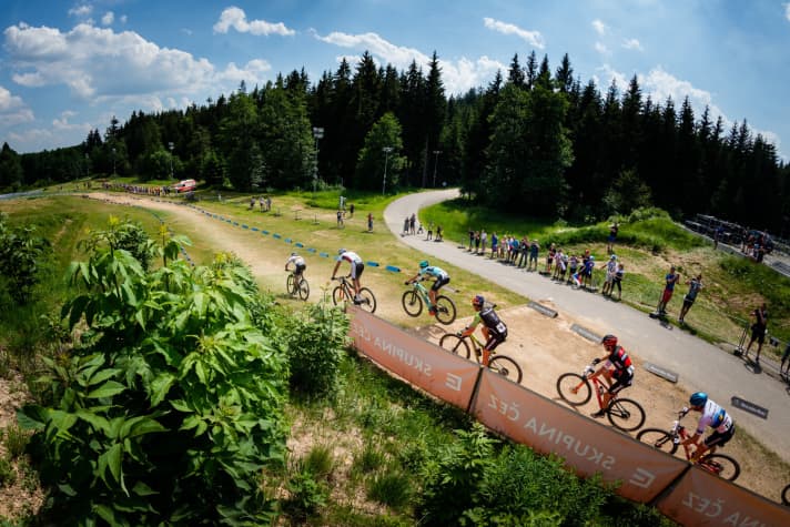   Shortly after the start. Schurter in front, van der Poel behind. Stephane Tempier (Bianchi) still in third place here, but would later be pushed far back due to a flat rear tyre.
