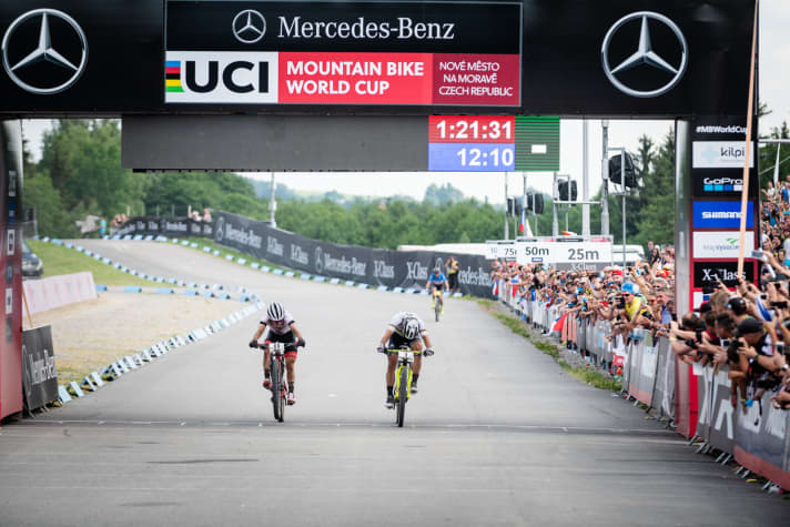   A tie. In the end, Schurter's lead was only a few centimetres and is absolutely invisible from this perspective.