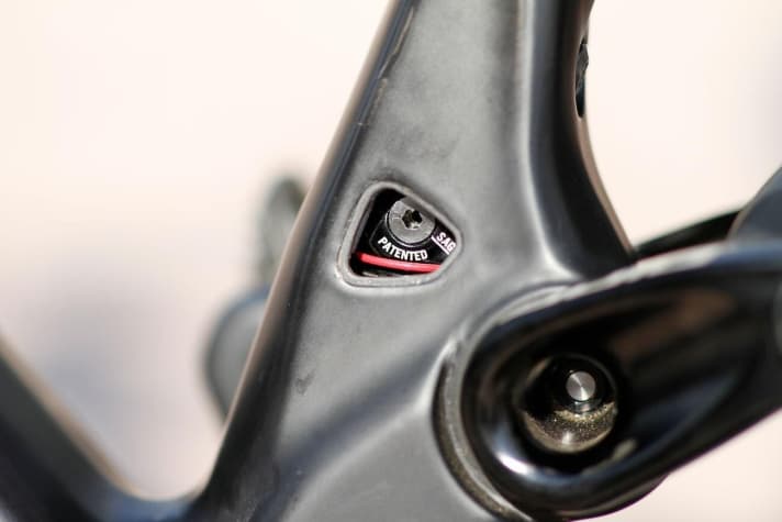   As you can't see the shock, an easy-to-read sag indicator is a must. This is concealed in the seat tube.