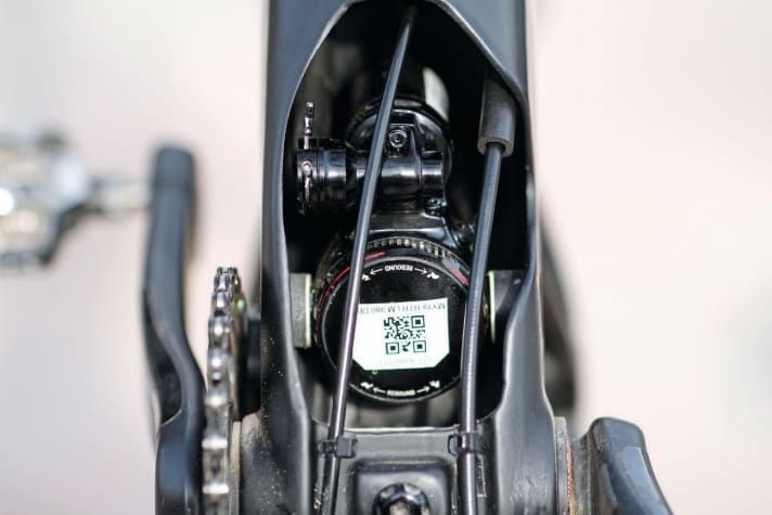   The damper is concealed behind the quickly removable flap on the down tube. The valve and rebound adjustment can be reached in this way. Thanks to two magnets, the flap finds the right position and can be removed without tools.