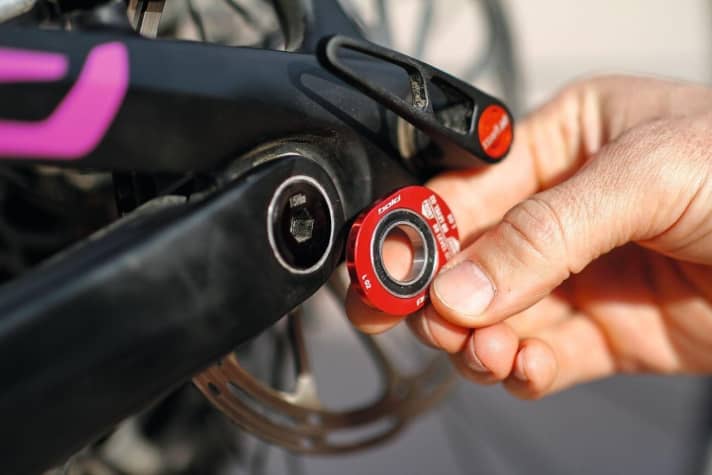   The chips on the Horstlink are used to adjust the geometry to the respective wheel size and set the chainstay length.