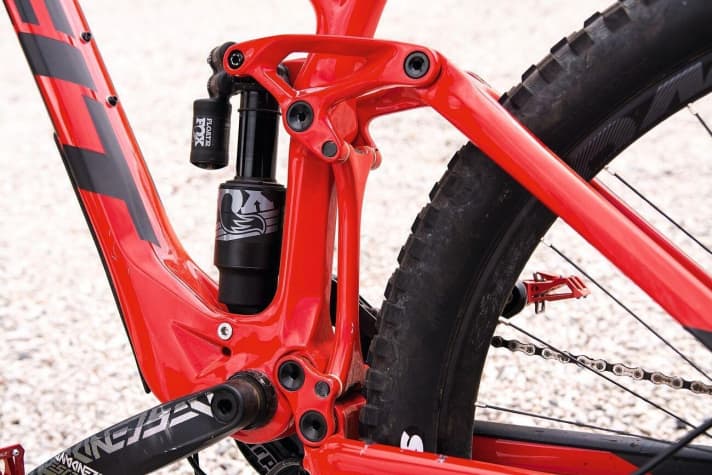   The Equilink rear triangle has been given a carbon fibre bridge. The four-link suspension with virtual pivot point works perfectly and the Fox Float X2 shock has enough end progression for bike park use.