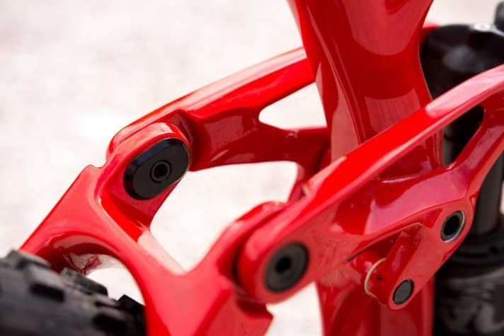   The two flip chips, which can be used to adjust the geometry, are built into the back of the rocker. The angles can be adjusted by +/- 0.4 degrees from the zero position.